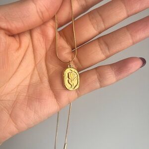 Elegant Floral Gold Pendant Necklace